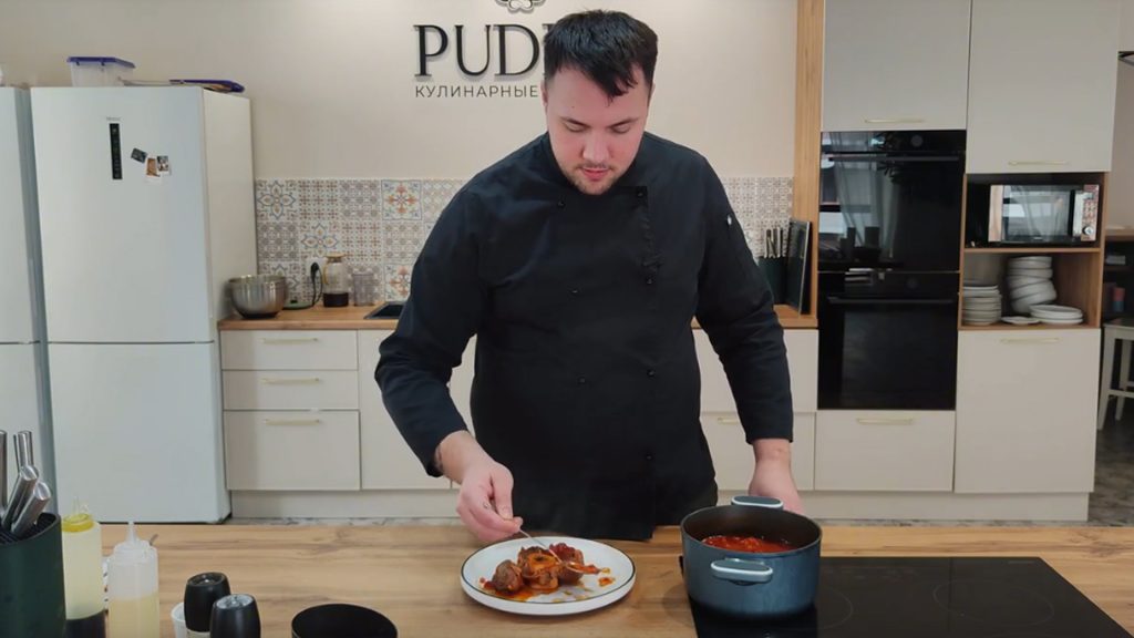 повар готовит мясо